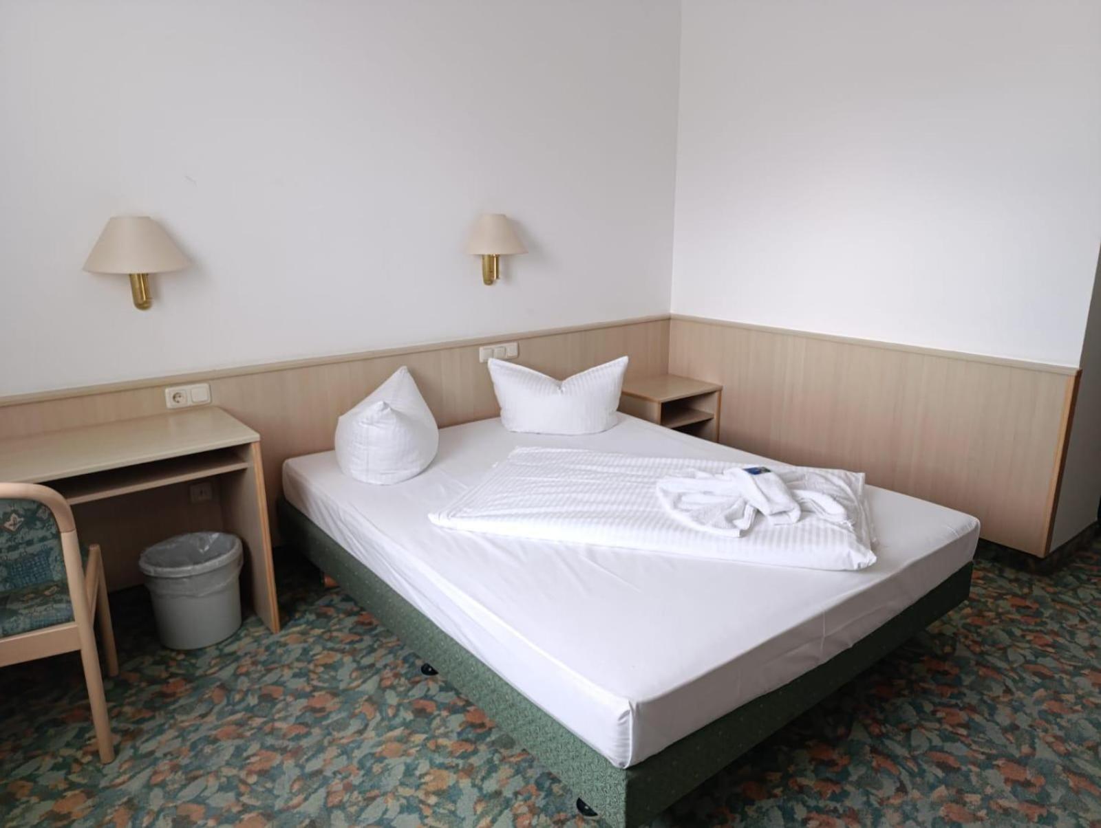 Hotel Astor Altenburg Bagian luar foto