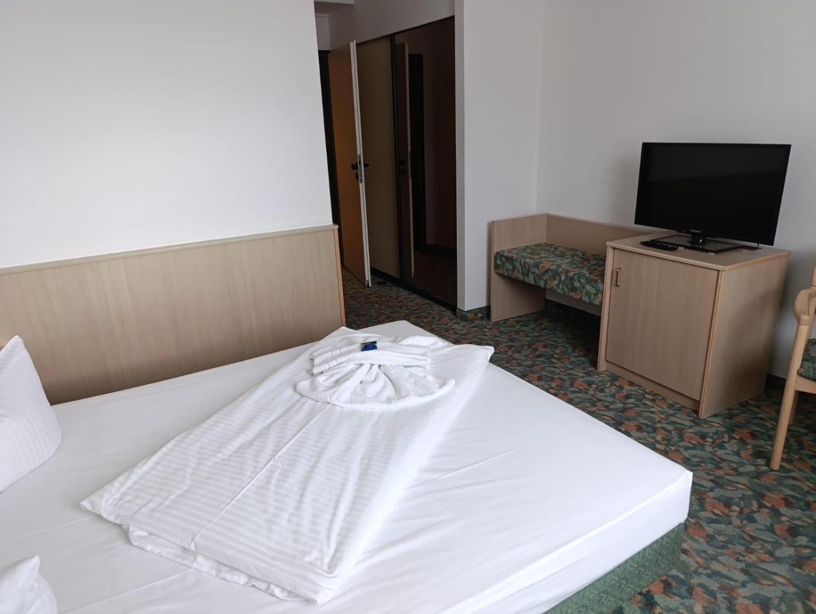 Hotel Astor Altenburg Bagian luar foto