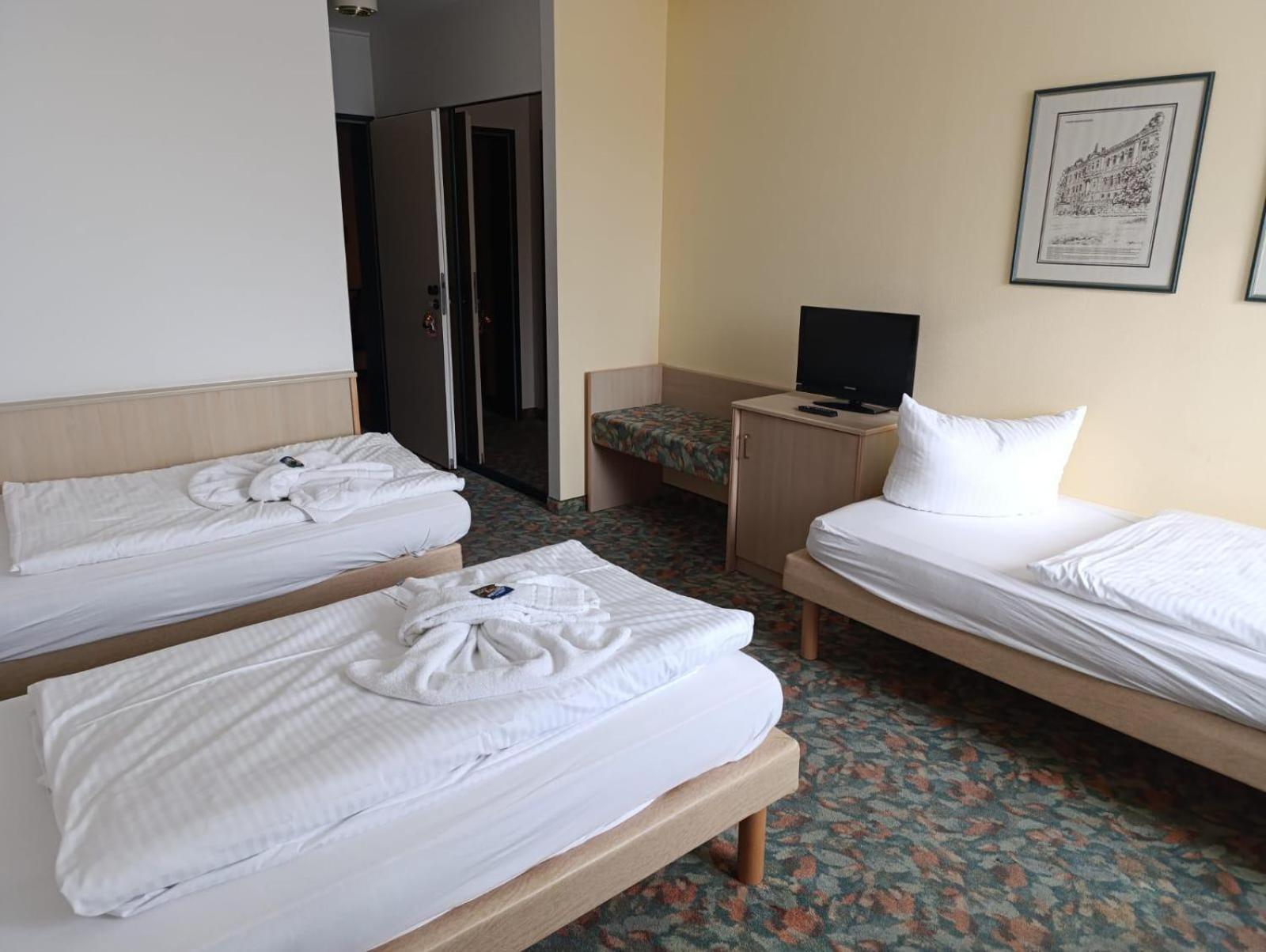 Hotel Astor Altenburg Bagian luar foto