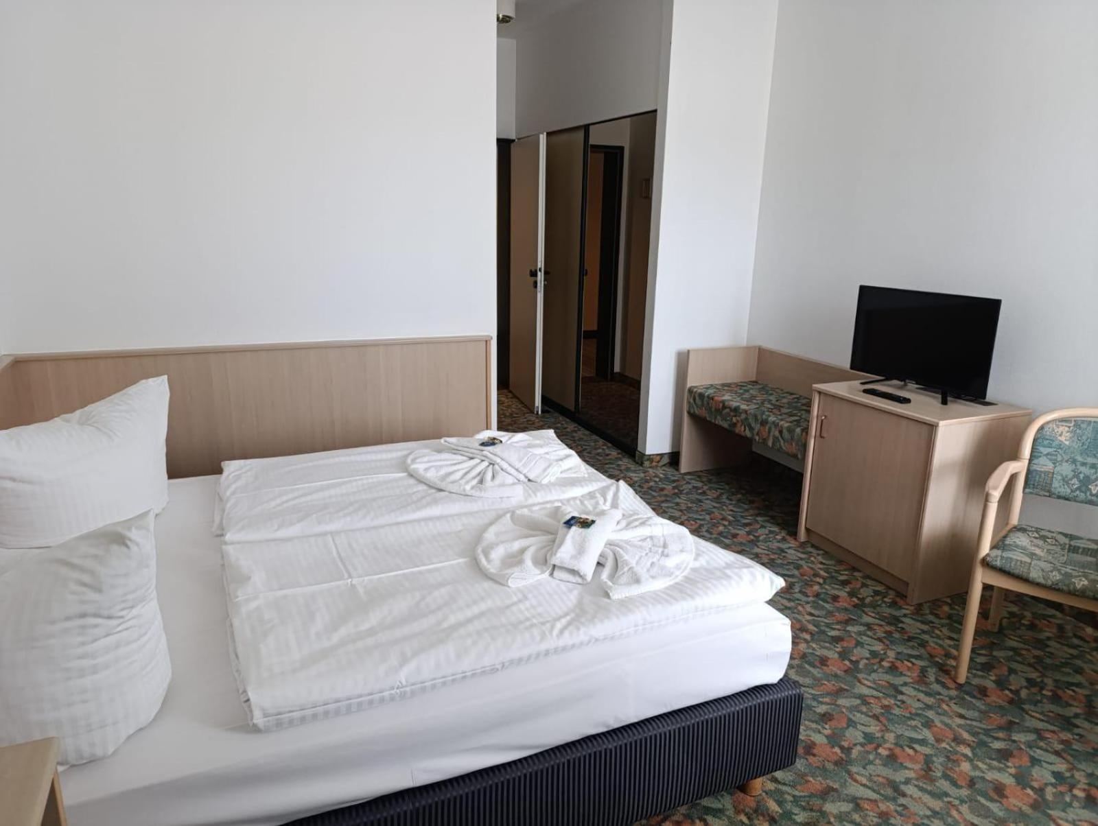 Hotel Astor Altenburg Bagian luar foto