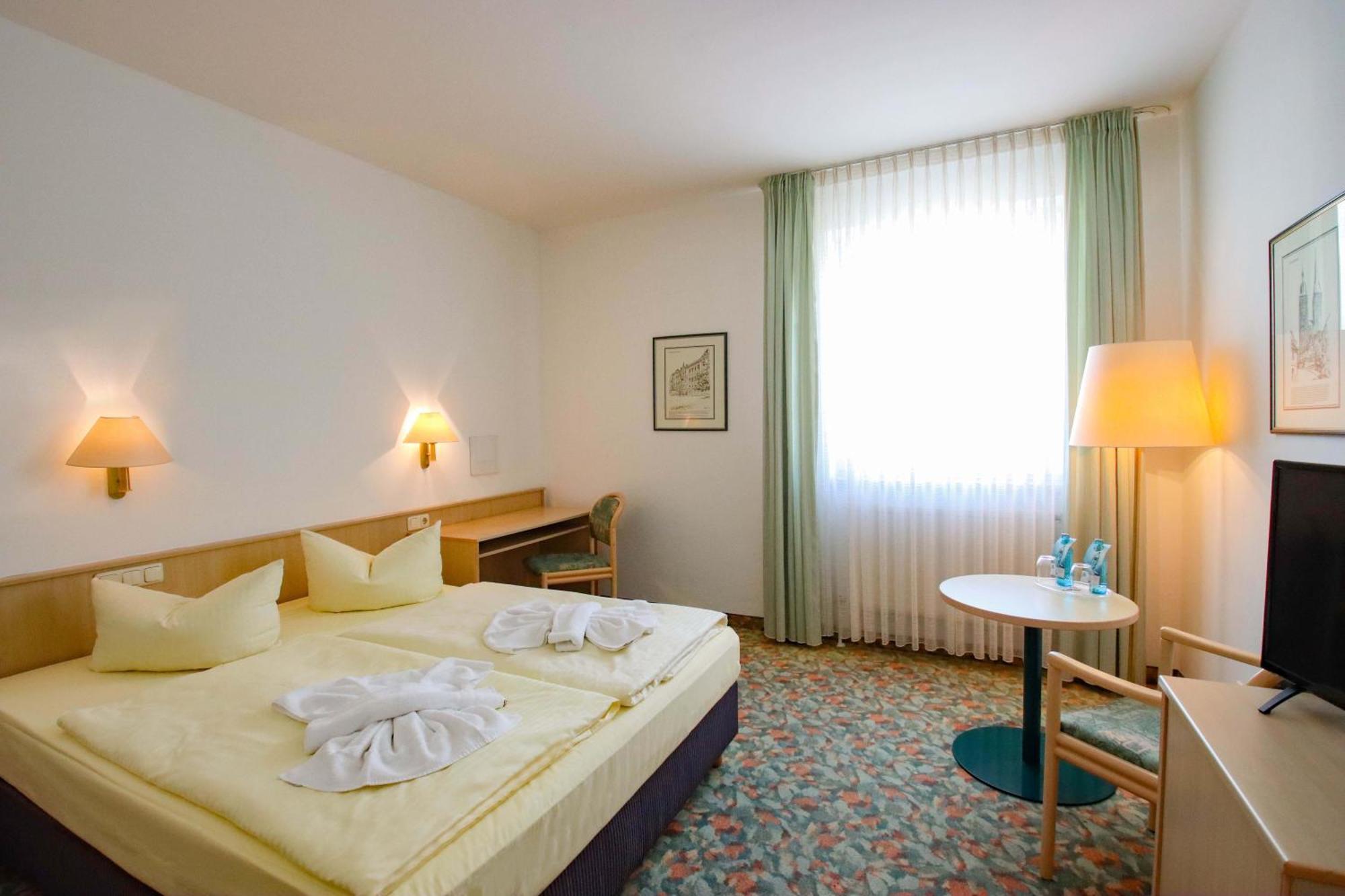 Hotel Astor Altenburg Bagian luar foto