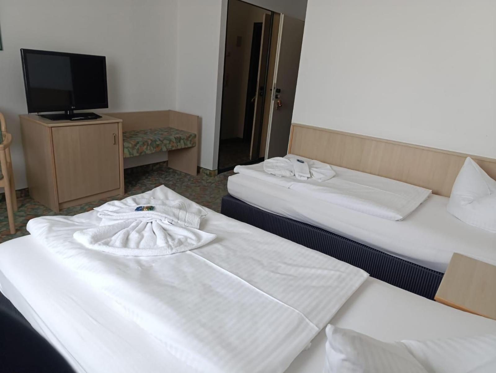 Hotel Astor Altenburg Bagian luar foto