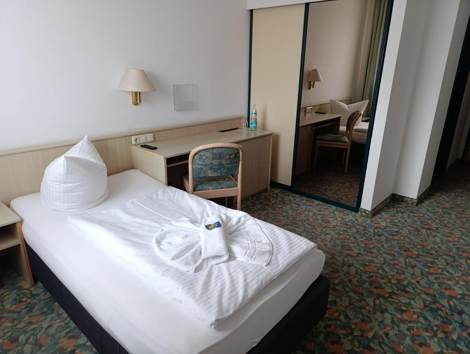 Hotel Astor Altenburg Bagian luar foto