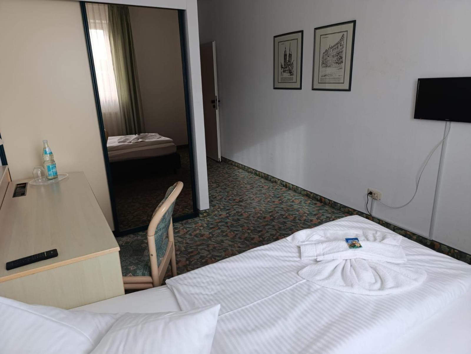 Hotel Astor Altenburg Bagian luar foto