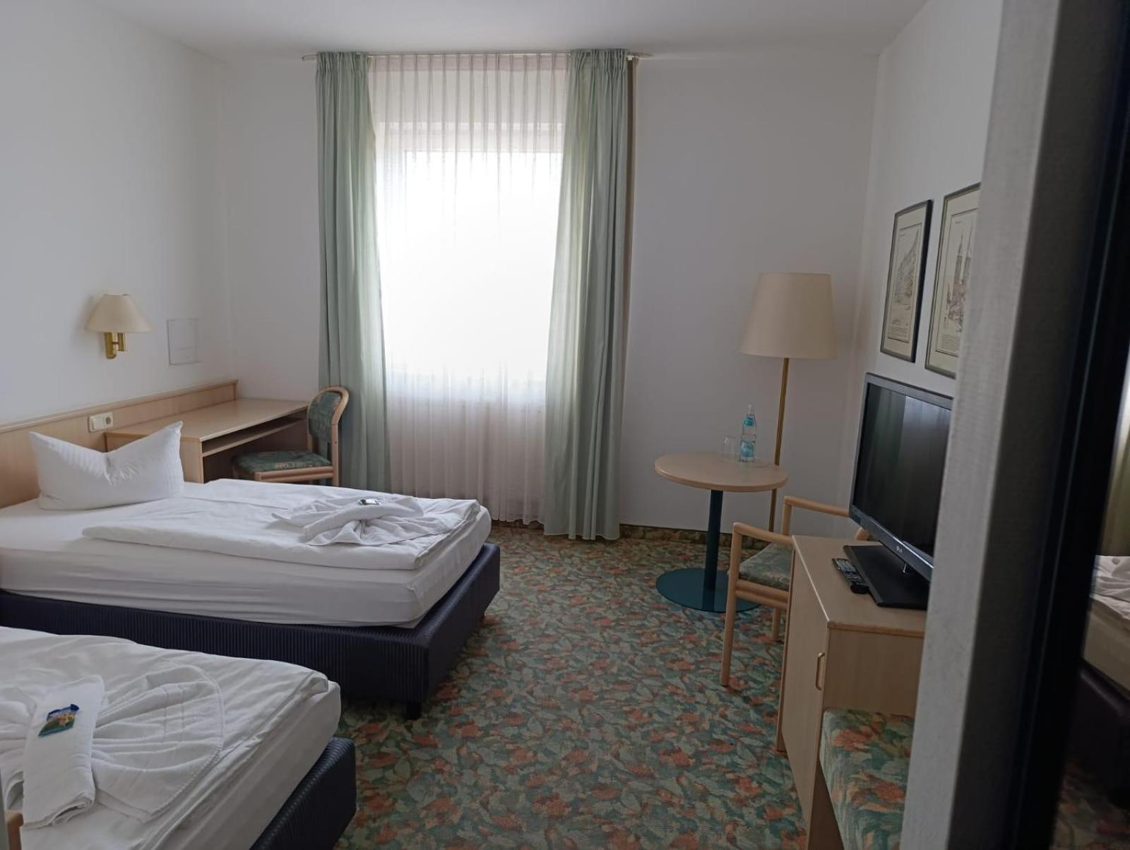 Hotel Astor Altenburg Bagian luar foto