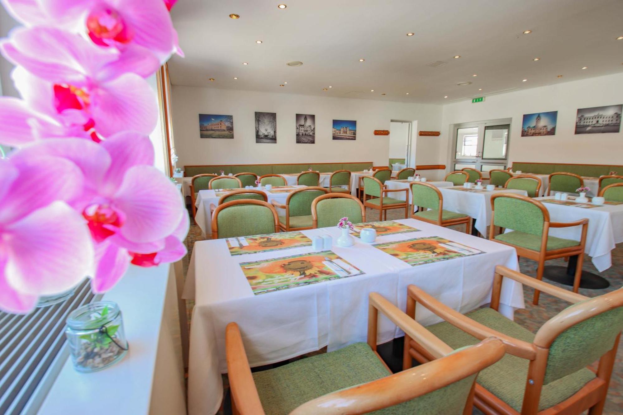Hotel Astor Altenburg Bagian luar foto