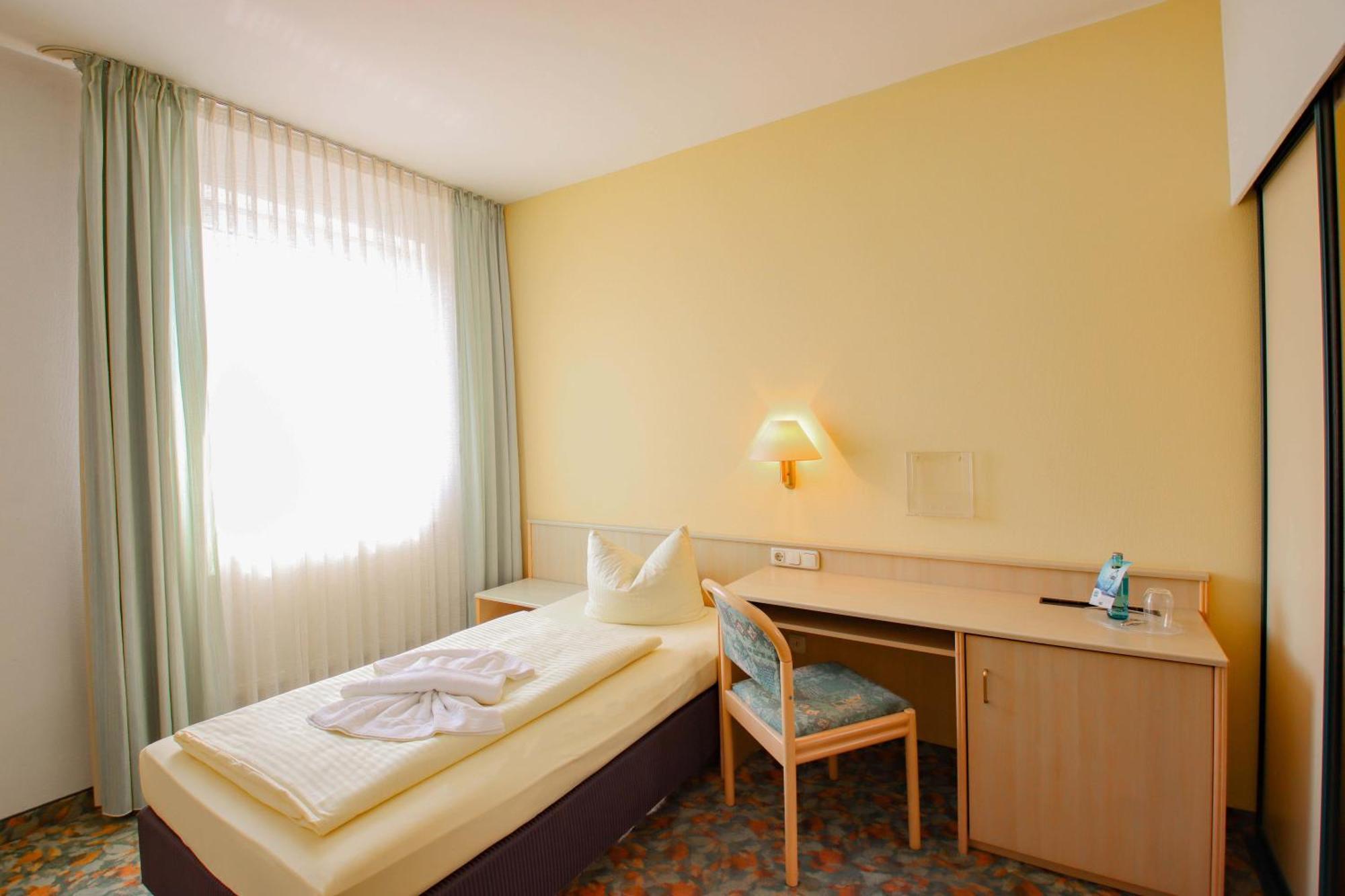 Hotel Astor Altenburg Bagian luar foto