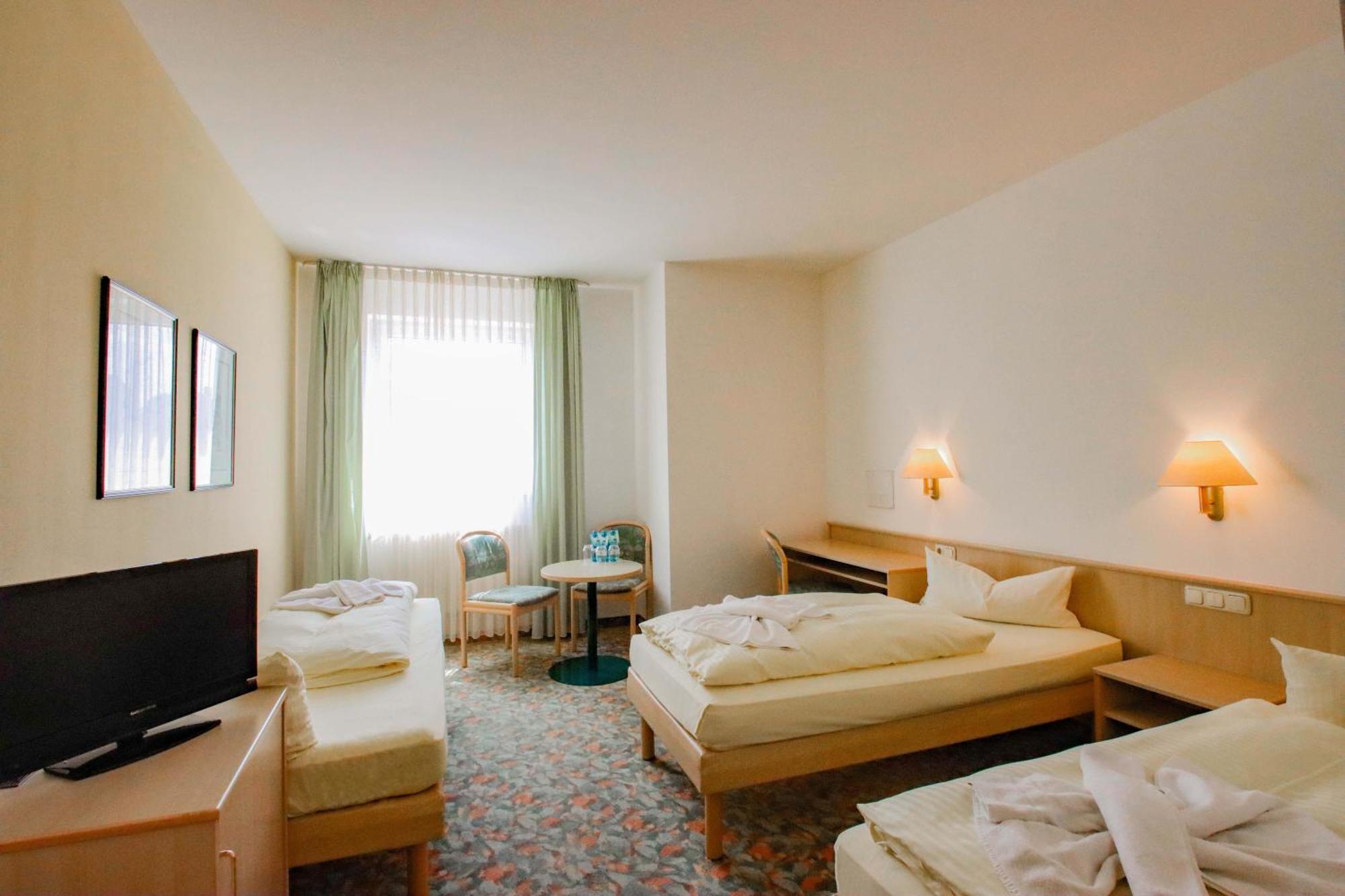 Hotel Astor Altenburg Bagian luar foto