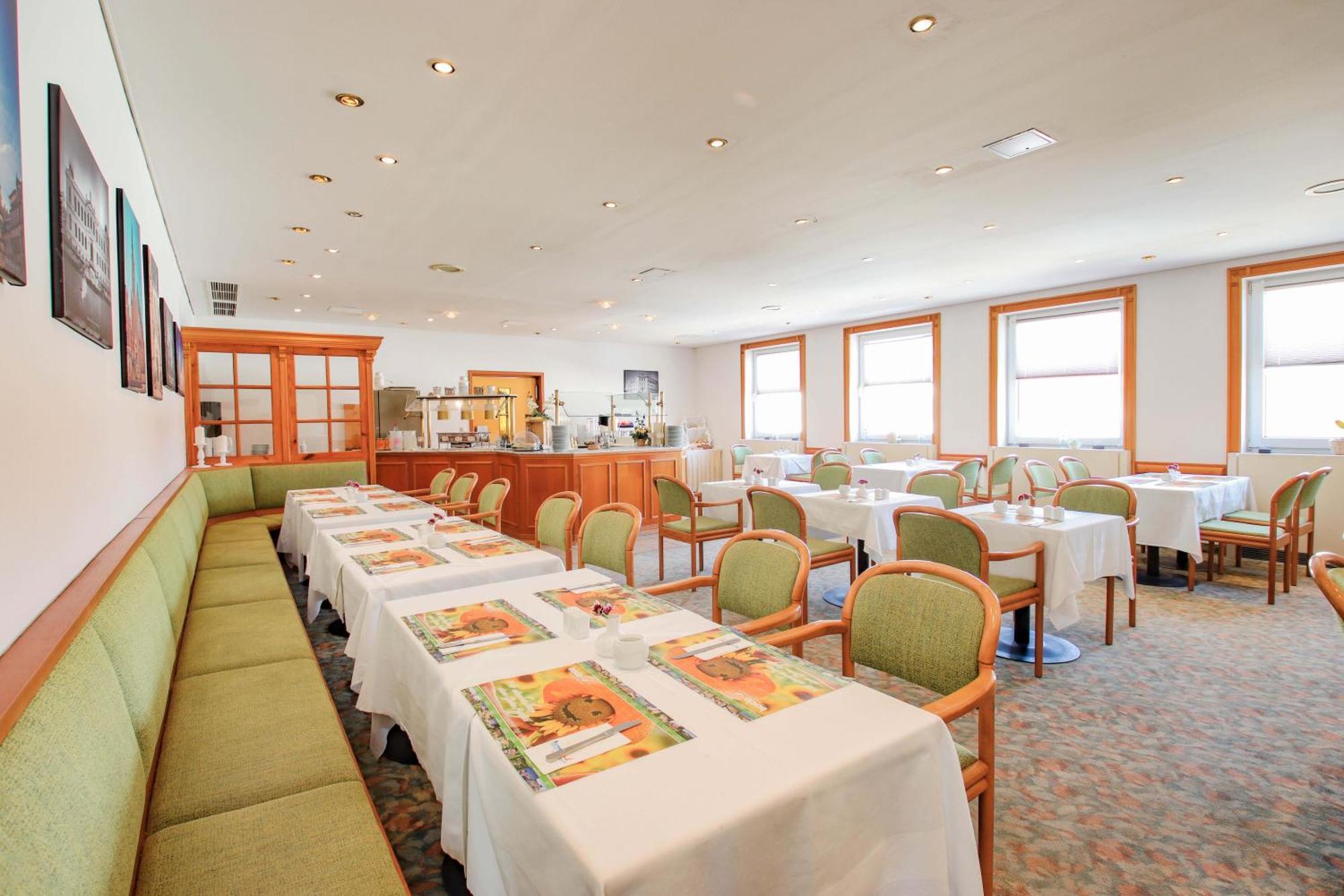Hotel Astor Altenburg Bagian luar foto
