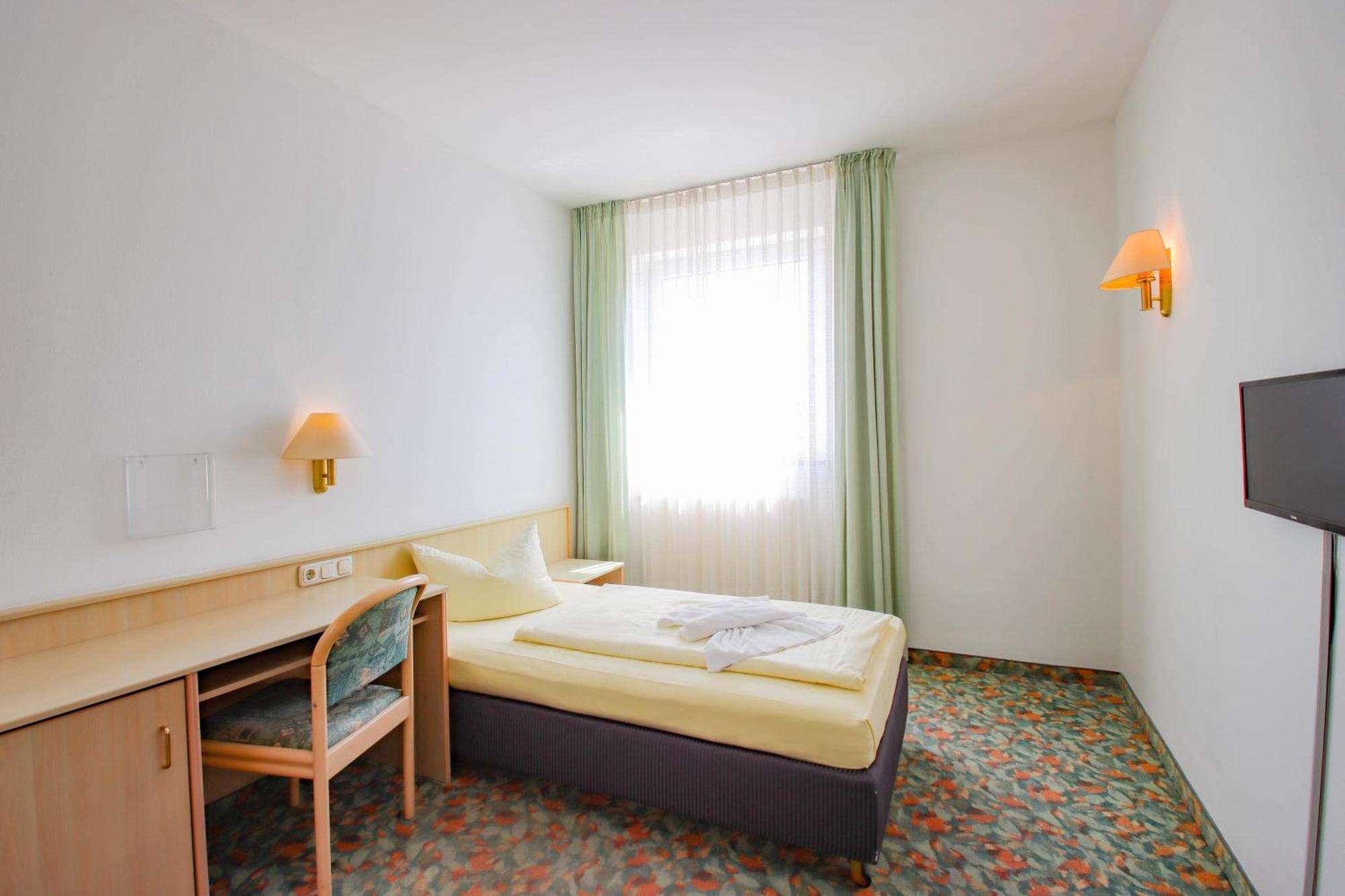 Hotel Astor Altenburg Bagian luar foto